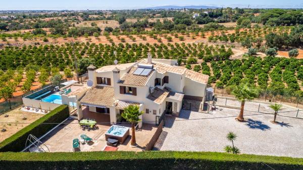 Five Bedrooms Villa, Heated Pool, Hot Tub And Free Wifi, Lots Of Space - Albufeira