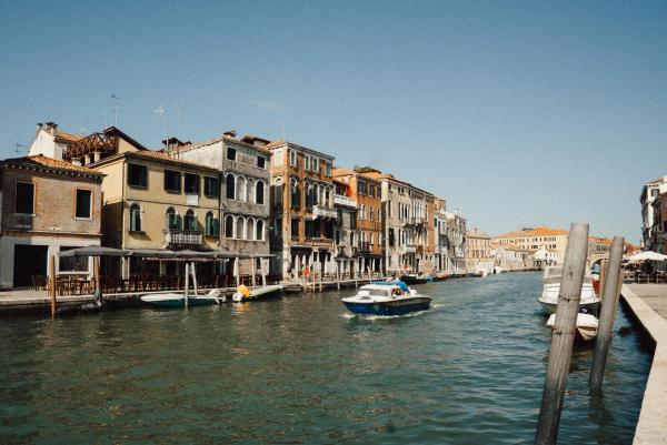 På billedet ses objektet Palazzo Veneziano direct at the canal with roof terrace beliggende i byen Venedig.