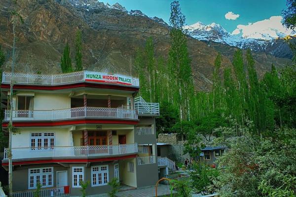 На фото показан объект Hunza Hidden Palace, расположенный в городе Alīābād.