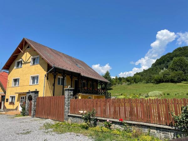På billedet ses objektet Kati Guesthouse beliggende i byen Corund.