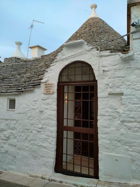 A la foto es mostra l'objecte Trullo Monte Santo 50 situat a la ciutat de Alberobello.