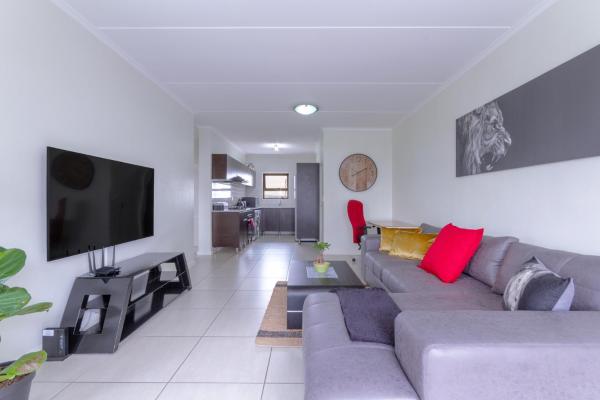The photo shows the Villa Valentino Greenstone Ridge WiFiNetflix located in the city of Edendale.