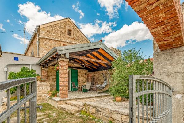 Na zdjęciu widoczny jest obiekt Holiday Home Stone Wall położony w mieście Jovići.