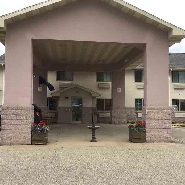 照片显示了位于Hersey市的Osceola Grand Hotel物件。