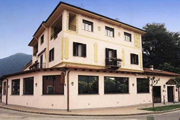 Na zdjęciu widoczny jest obiekt Hotel La Bussola położony w mieście Gemonio.