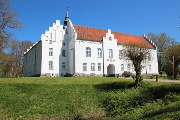 A la foto es mostra l'objecte Kokkedal Slotshotel situat a la ciutat de Brovst.