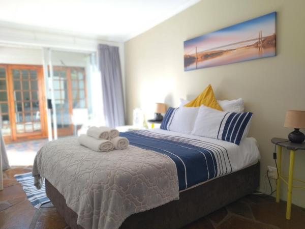 Op de foto is het object Serenity Cove-Beach Blue Room te zien, gelegen in de stad Hallack Rock.