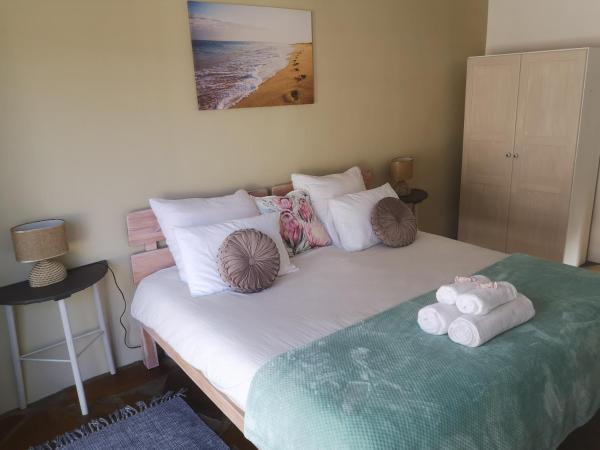 Op de foto is het object Serenity Cove-The Royal Jewel Room te zien, gelegen in de stad Hallack Rock.