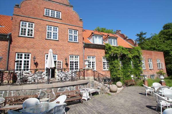 Na zdjęciu widoczny jest obiekt Sauntehus Castle Hotel położony w mieście Ålsgårde.