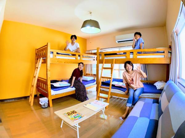 Na zdjęciu widoczny jest obiekt ルルルあたご 3〜6名に最適 家族&グループ向き ゆったり1Rアパートタイプ położony w mieście Kochi.