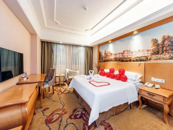 På billedet ses objektet Vienna International Hotel Zhuzhou Railway Station Central Plaza beliggende i byen Zhuzhou.