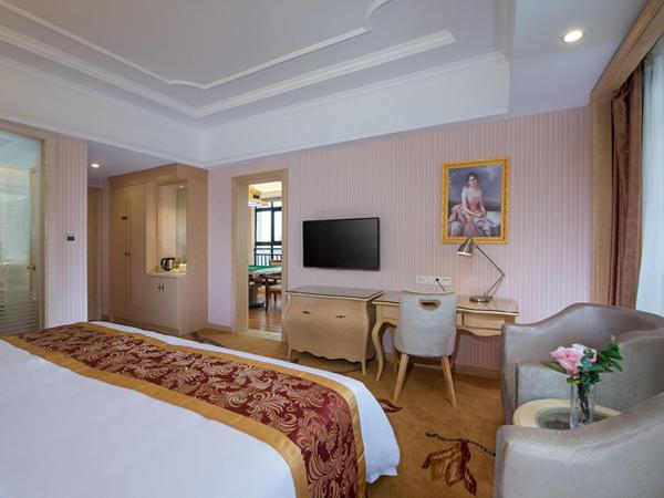 Na foto é possível ver o objeto Vienna International Hotel Dongguan Shilonghuixing Business Central localizado na cidade de Yuanzhou.