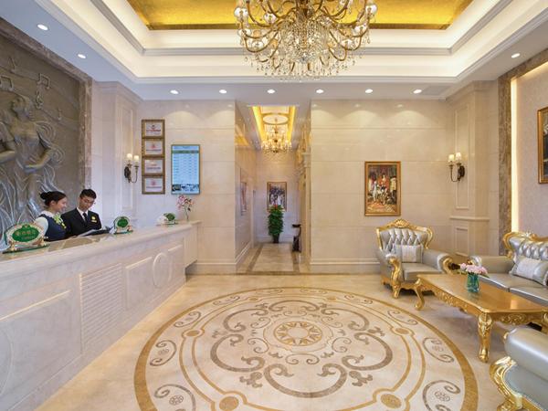 Na fotografii je vidět objekt Vienna Hotel Xixiang Gushu nacházející se ve městě Xin'an.