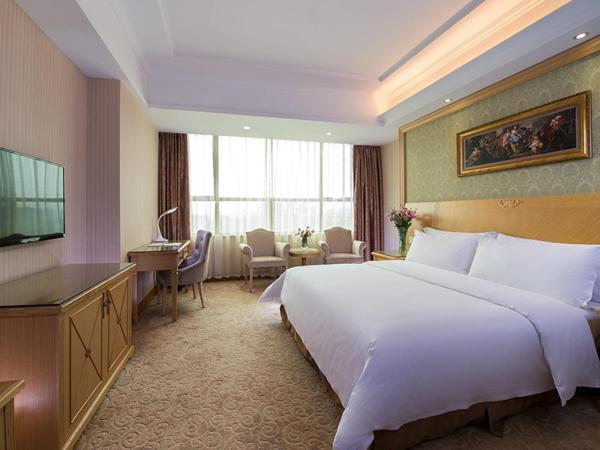 Na foto é possível ver o objeto Vienna Hotel Dongguan Tangxia Lincun Square localizado na cidade de Sima.