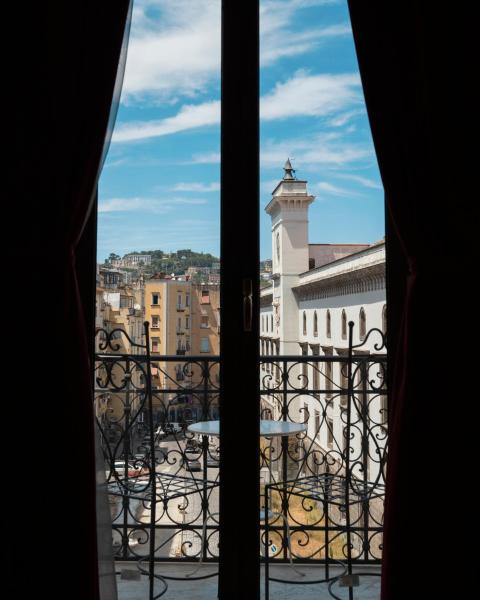 Na foto é possível ver o objeto Vico 22 Rooms Napoli localizado na cidade de Naples.