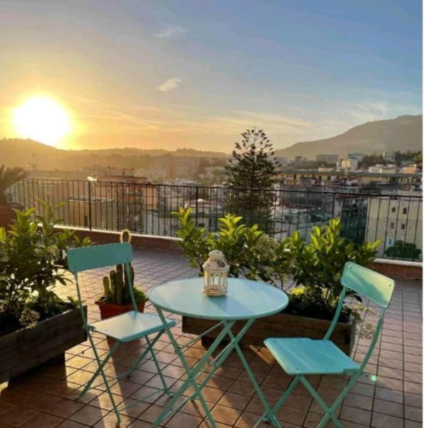 Na foto é possível ver o objeto Attico Oltremare B&B localizado na cidade de Naples.