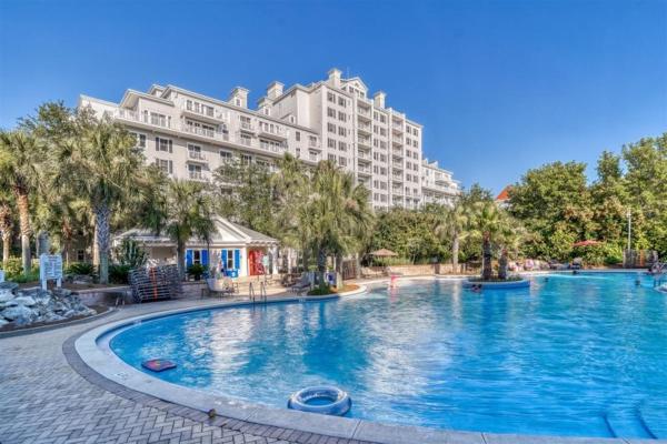 A la foto es mostra l'objecte The Grand Sandestin situat a la ciutat de Destin.