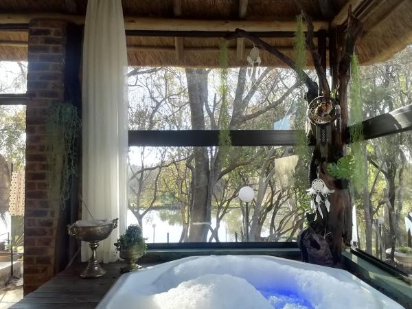 A la foto es mostra l'objecte Lone Wolf's Lair situat a la ciutat de Lindequesdrif.