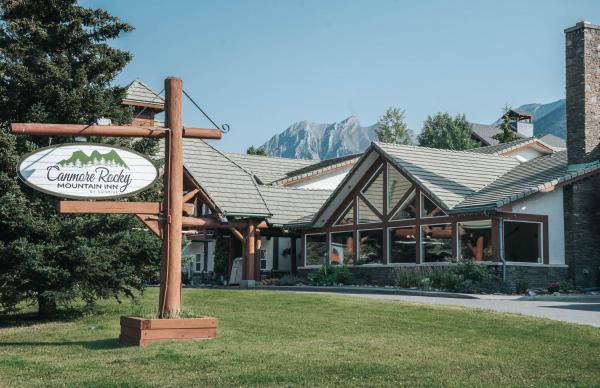 Na zdjęciu widoczny jest obiekt Canmore Rocky Mountain Inn położony w mieście Canmore.