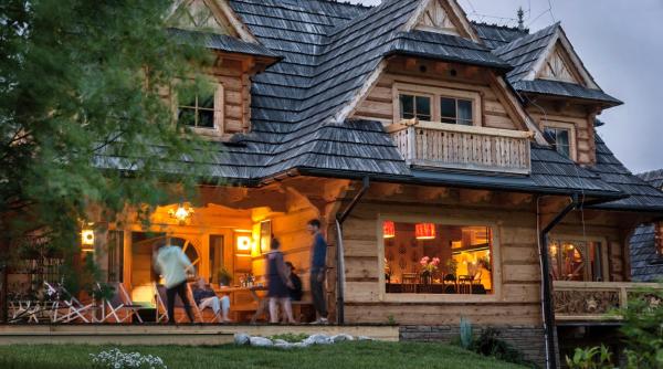 Na foto é possível ver o objeto DOM Krzeptówki 133 localizado na cidade de Zakopane.