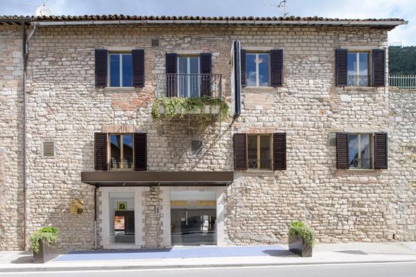 写真にはグッビオ市にあるHotel San Francesco e il lupoが写っています。