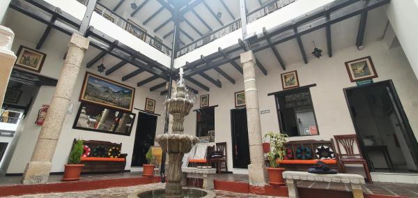 A la foto es mostra l'objecte Hostal Flores situat a la ciutat de Quito.