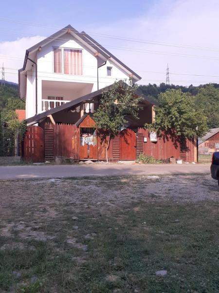 På billedet ses objektet Casa Denisa Vidraru transfgarasan beliggende i byen Căpăţîneni-Ungureni.