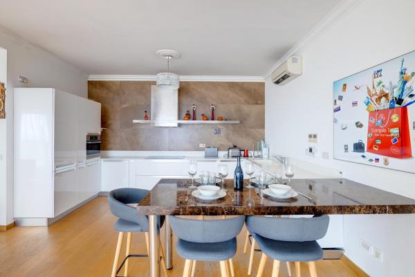 Φωτογραφία 5: Seafront Apartment in Sliema with Pool, Upmarket Complex