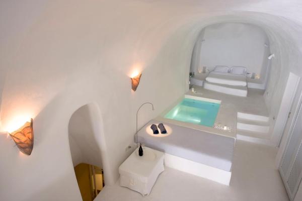 På billedet ses objektet Lydia Cavehouse beliggende i byen Oia.