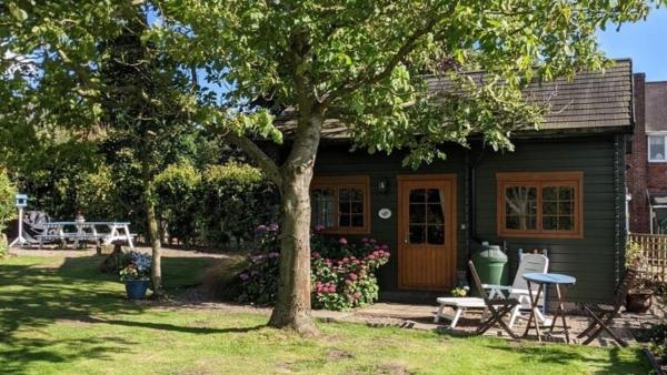 A la foto es mostra l'objecte Rustic Log Cabin - Dog Friendly - Sleeps 2 - Views situat a la ciutat de Clive.