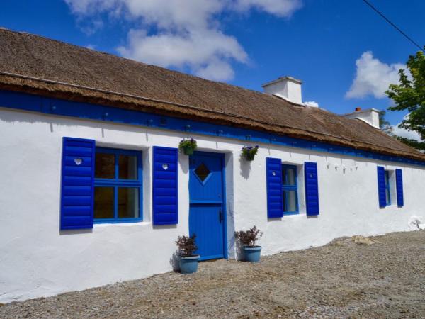 A la foto es mostra l'objecte Beautiful Donegal Thatched Adderwal Cottage with Hot Tub situat a la ciutat de Fintown.
