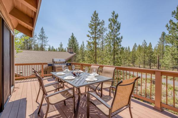 La photo montre l'objet Sunriver Treehouse - Meredith Lodging situé dans la ville de Sunriver.