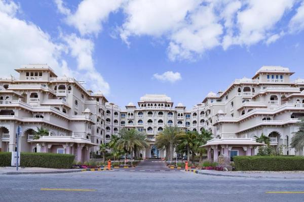 Na fotografii je vidět objekt Royal Club By RVHR, Grandeur Residence Crescent Palm Jumeirah nacházející se ve městě Dubaj.