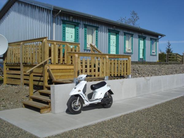 The photo shows the Vinland Guesthouse located in the city of Eiðar.