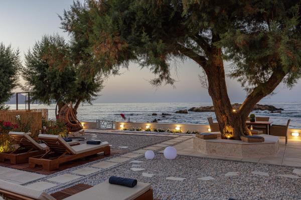 På billedet ses objektet Villa Seashell -Wonderful newly renovated villa on the beach beliggende i byen Galatás.