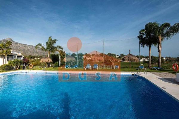 A la foto es mostra l'objecte Azahara Marbella Banús situat a la ciutat de Marbella.