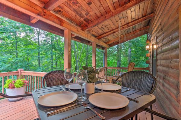 Na fotografii je vidět objekt 7 Mi to Ski Slopes Mars Hill Cabin with Hot Tub! nacházející se ve městě Mars Hill.