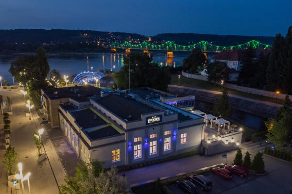 Na zdjęciu widoczny jest obiekt Riverside Hotel położony w mieście Fabianki.