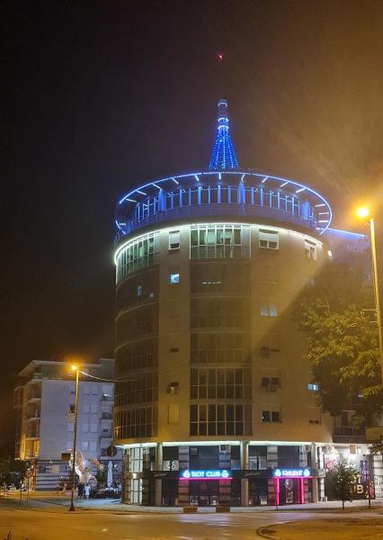 A la foto es mostra l'objecte Studio BM situat a la ciutat de Ruma.