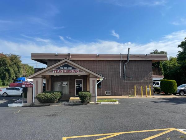 Na fotografii je vidět objekt Travelers Inn nacházející se ve městě Monroe Township.