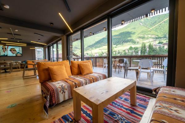 A la foto es mostra l'objecte Lahili Boutique Hotel situat a la ciutat de Mestia.