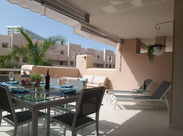 A la foto es mostra l'objecte Top Rated Apartment Huge Sunny Terrace Heated Pool Parking Wifi situat a la ciutat de Adeje.