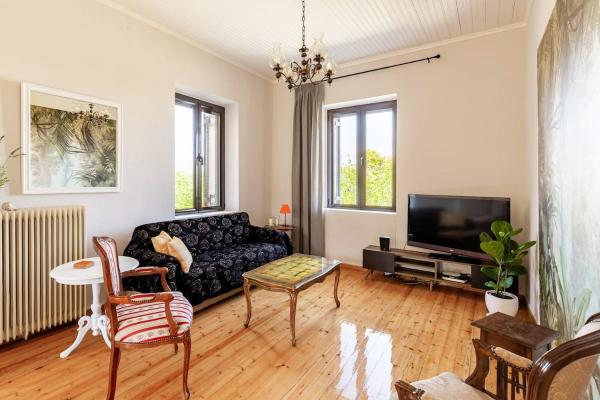 Nella foto è visibile l'oggetto Mansion of 120 m2, with high ceilings and big yard situato nella città di Zevgolateíon.