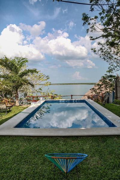 På billedet ses objektet Seven Blue House Village & Lodge beliggende i byen Bacalar.