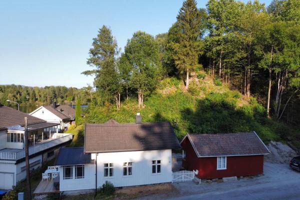 Na fotografii je vidět objekt Huset ved evja nacházející se ve městě Ulefoss.