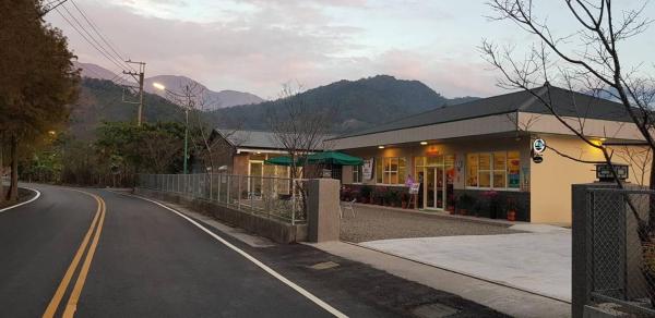 The photo shows the XiangLin Homestay located in the city of Yuchi.