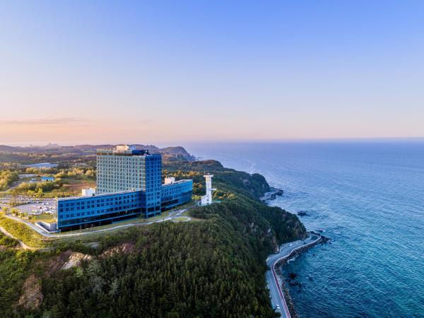 A la foto es mostra l'objecte Hotel Tops 10 situat a la ciutat de Kosŏng-dong.