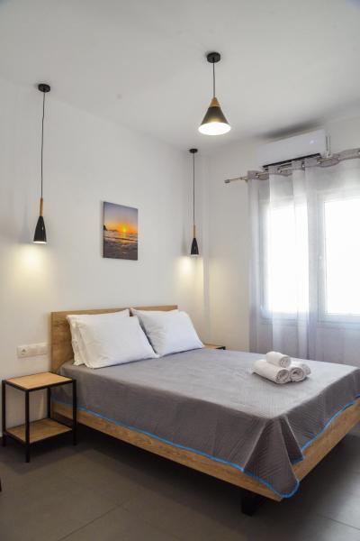 Na zdjęciu widoczny jest obiekt Tzoka's Apartments położony w mieście Adamas.