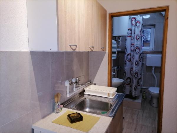 The photo shows the Apartman Visnja located in the city of Varnice.