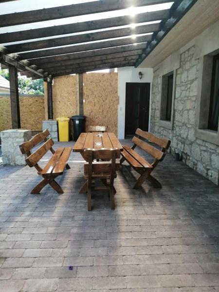 A la foto es mostra l'objecte Cinege Vendégház situat a la ciutat de Tolcsva.